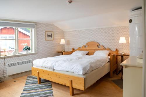 韦斯特维克Båtsmansstugorna的一间卧室设有一张大床和一个窗户。