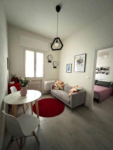 帕多瓦Padova Dream: flat in the heart of Padua的客厅配有沙发和桌子
