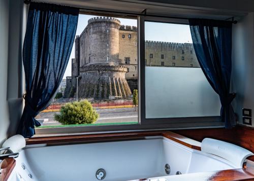 那不勒斯科沃德利安久依尼酒店的城堡前的窗户,配有浴缸