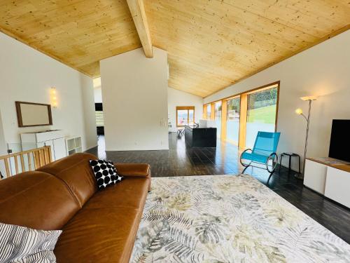 上萨克森3 bedroom condo in front of Obersaxen ski resort的客厅配有棕色沙发和电视