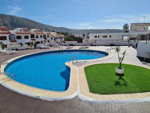 洛斯克里斯蒂亚诺斯colina apartment的度假村中心的大型游泳池