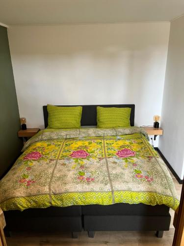 KlaaswaalB&B de Danser的一间卧室配有一张带彩色床罩的床
