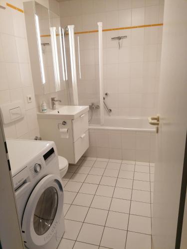 巴特萨罗皮斯库夫Apartment am See Bad Saarow的白色的浴室内配有洗衣机。