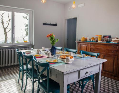BenevelloMoncrivel Rooms & Relax的厨房配有餐桌和食物