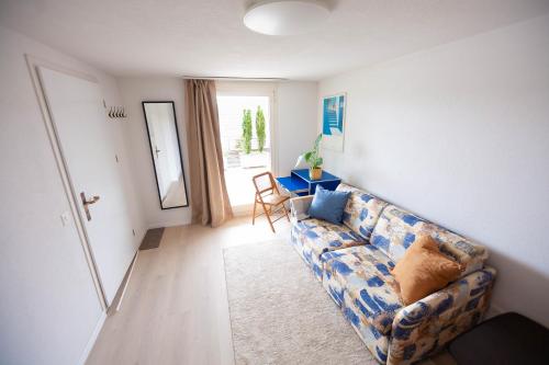 BirmensdorfHilltop-house, near train, 180° panorama, friendly的客厅配有沙发和桌子