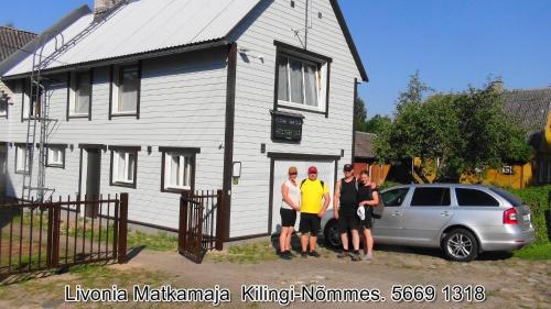 Kilingi-NõmmeLivonia Matkamaja的一群站在房子前面的人
