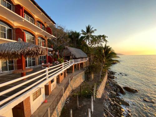 巴亚尔塔港Traditional Sierra Leon Oceanfront Rooms - Adults Only的海景酒店