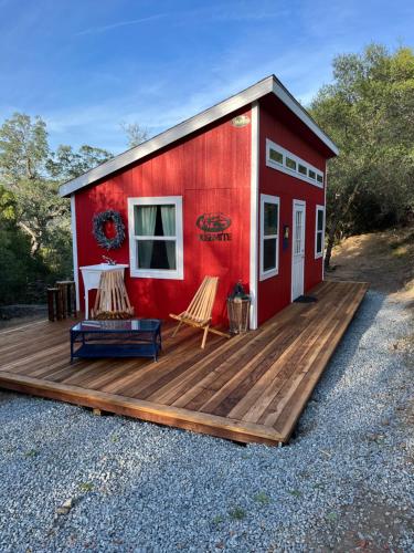 科斯戈尔德McMillan Ranch Yosemite的红色的小房子,设有木甲板
