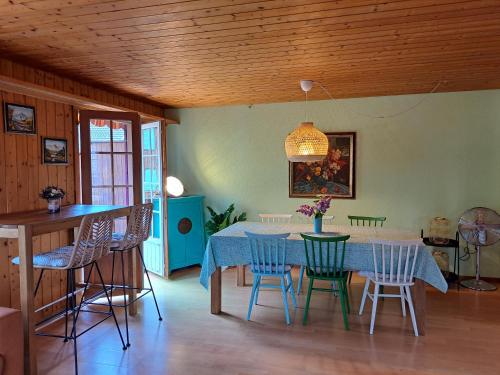 维尔德斯韦尔Sawasdee Swiss Chalet Wilderswil的一间配备有蓝色桌子和椅子的用餐室