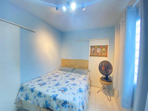 卡鲁阿鲁Casa 181 Alto do Moura的一间卧室设有一张床和蓝色的墙壁