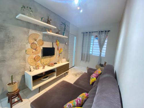 卡鲁阿鲁Casa 181 Alto do Moura的带沙发和电视的客厅