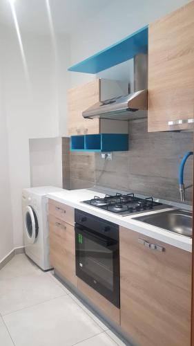 法尔科纳拉·玛里提马Appartamento Fronte Mare的厨房配有炉灶和洗衣机。