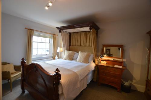 贝里圣埃德蒙兹钱特里酒店的一间卧室配有一张床、梳妆台和镜子