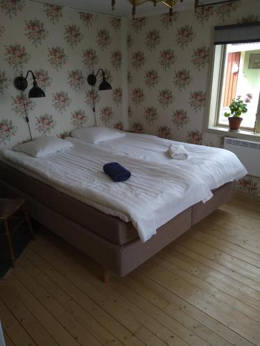 SöråkerLodge åstön的一间卧室配有一张带白色床单的大床