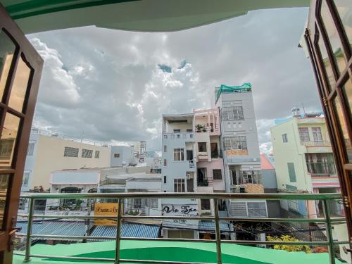 芹苴Lime Hostel - Ninh Kieu Center的从大楼的阳台上可欣赏到风景
