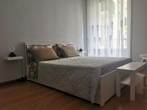 米兰Appartamento Diego的白色的卧室设有床和窗户