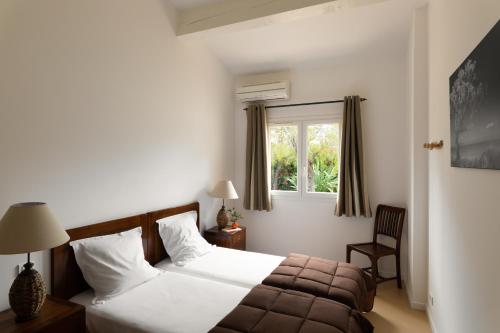 维琪奥港Résidence Marina Rossa的酒店客房设有床和窗户。
