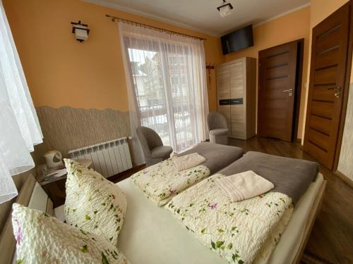 卡尔帕奇DARIA pokoje gościnne的一间卧室设有两张床和窗户。