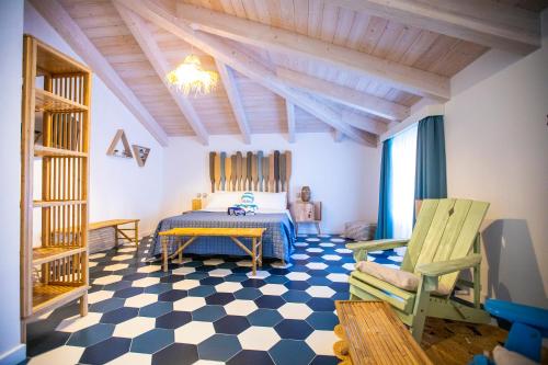 圣尼科拉阿尔切拉Suitetti Camere&Relax的一间卧室配有一张床,铺有一个 ⁇ 板地板