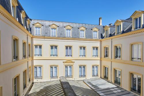 梅斯Mercure Grand Hôtel Metz Centre Cathédrale的享有带屋顶的大型建筑的景致