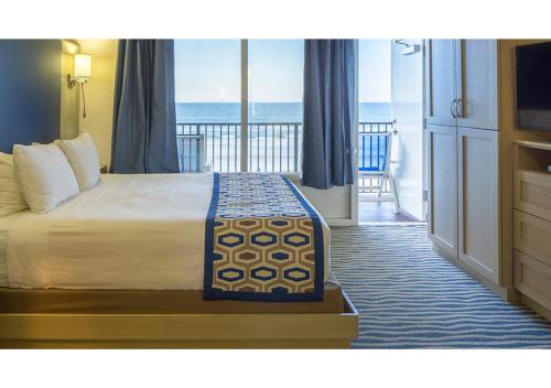 德通纳海滩海岸Dolphin Beach Club的酒店客房设有一张床,享有海景。