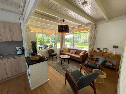 GasselteTofino, een comfortabel vakantiehuis naast een bos en zwemmeer的带沙发和电视的客厅