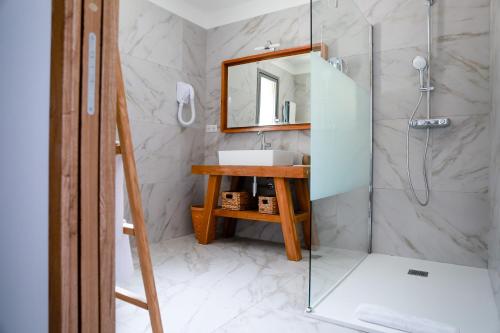 法雷诺U San Daniellu villas et chambres的带淋浴、盥洗盆和镜子的浴室