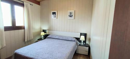 科尼尔-德拉弗龙特拉Conil, 5min centro, playas的一间带一张床和两盏灯的小卧室