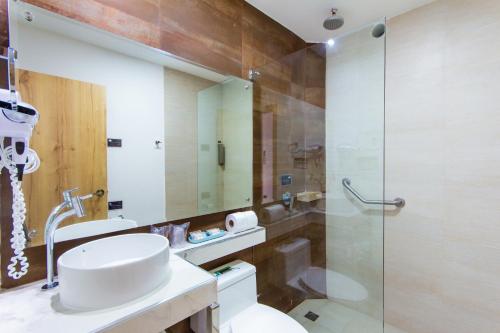Grand Hotel Leon Marino Galapagos的一间浴室