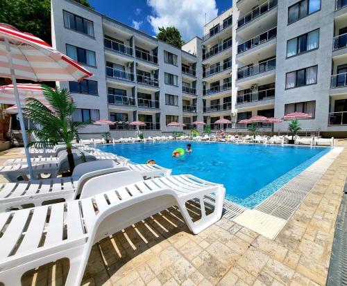 金沙雅尔塔金沙迪拉乌酒店的一个带躺椅的游泳池和一间酒店