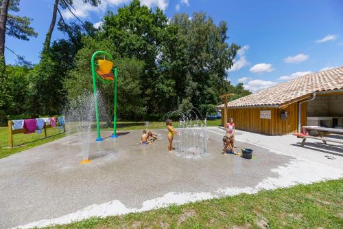 波讷地区圣朱利安Tente Indiana Chênes - La Téouleyre的一群儿童在水上公园玩耍