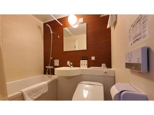 Tochigiｂｕｓｉｎｅｓｓ&ａｃｔｉｖｉｔｙ ｃｈａｎｖｒｅ - Vacation STAY 64321v的一间带卫生间、水槽和镜子的浴室