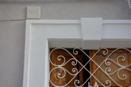 滨海波利尼亚诺Dimora Lilla的建筑物的窗户,上面有标志