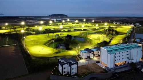 保宁市SN Hotel Daecheon的高尔夫球场夜间空中景色