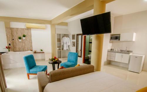 塔拉波托VUELO 78 HOTEL的客厅配有沙发和2把蓝色椅子