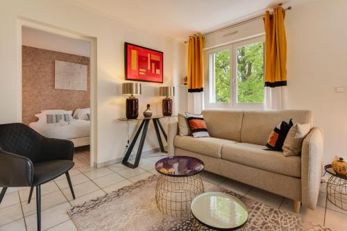 安锡The Parc des Raisses - T2 for 4 people的客厅配有沙发和桌子
