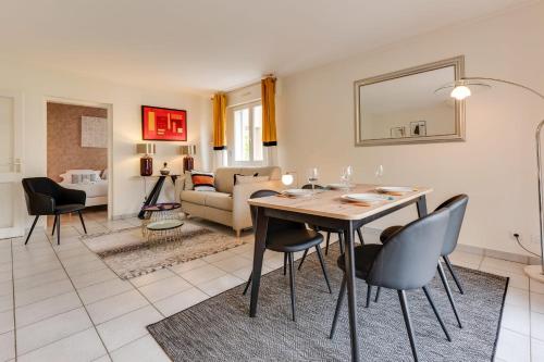 安锡The Parc des Raisses - T2 for 4 people的用餐室以及带桌椅的起居室。