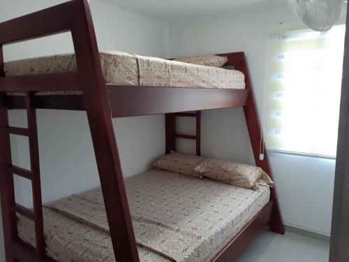 通苏帕Departamento amoblado en Tonsupa的客房内的两张双层床