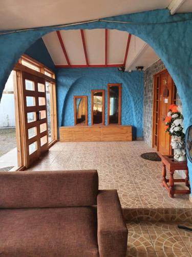 奥尔穆埃米卡萨宾馆的带沙发和蓝色墙壁的客厅