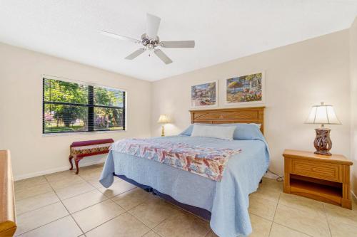 布雷登顿Palm Lagoon的一间卧室配有一张床和吊扇