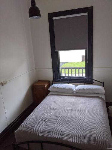 DerbyThe Dorset Hotel的一间卧室配有一张床,窗户配有百叶窗