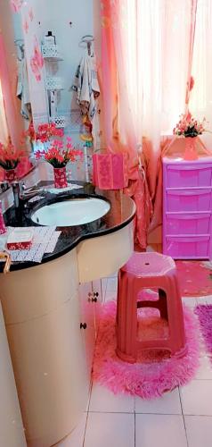 阿西亚罗利Bed fiorella的粉红色的浴室设有水槽和粉红色凳子