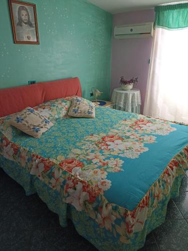 阿西亚罗利Bed fiorella的一张床上,床上有鲜花,有蓝色的毯子