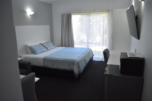 德尼利昆里维亚那汽车旅馆的酒店客房设有床和窗户。