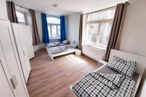 施托尔贝格Work & Stay Apartment in Stolberg bei Aachen的客厅设有2张沙发和2扇窗户
