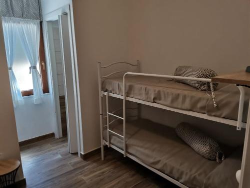 蒙蒂菲阿斯科尼Al Centesimo Chilometro - Ristoro del Pellegrino的一间客房内配有两张双层床的房间