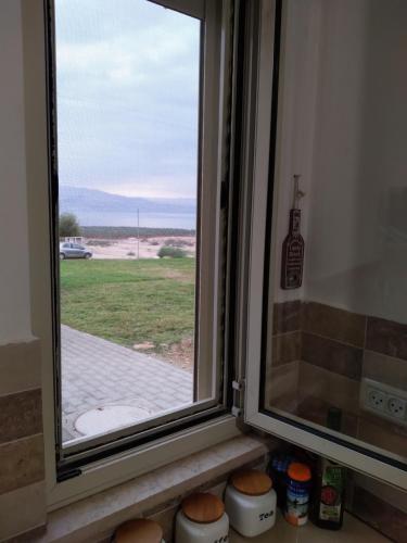 OvnatDead sea families unit的享有田野景色的窗户