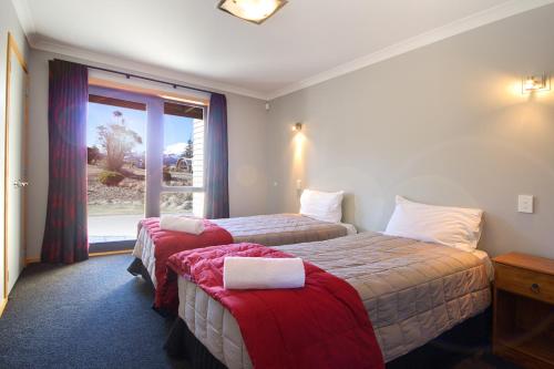 国家公园园景度假屋的酒店客房设有两张床和窗户。