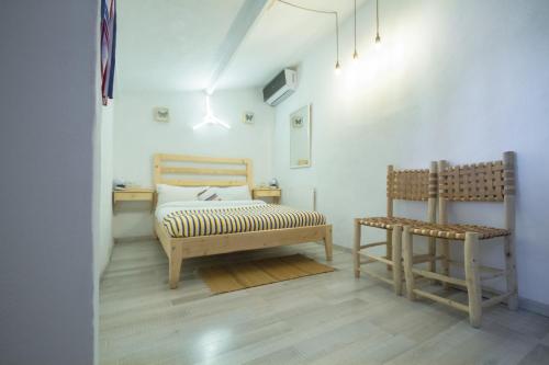舍夫沙万USHA Guest House的一间卧室配有一张床和一把椅子