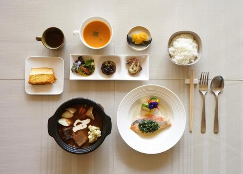 山中湖村VOYAN Resort Fujiyamanakako Gekkoso的餐桌,盘子,茶
